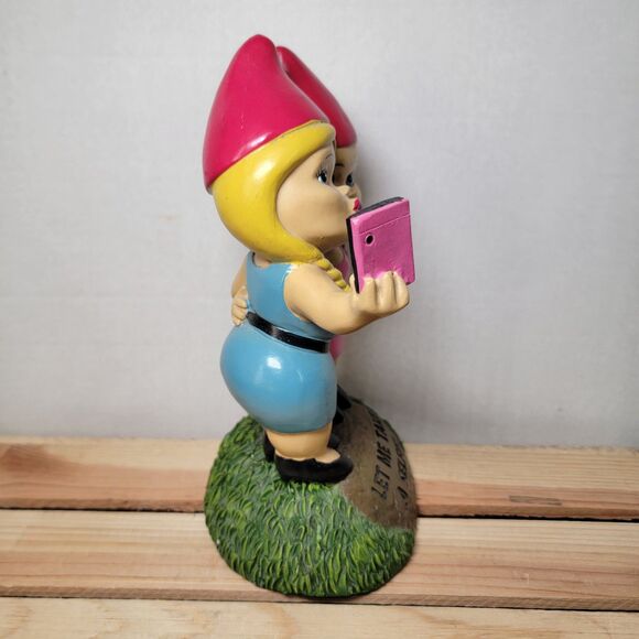 BigMouth Inc Best Friend Gnomes Resin Statue "Let Me Take A Selfie!" - Picture 7 of 9